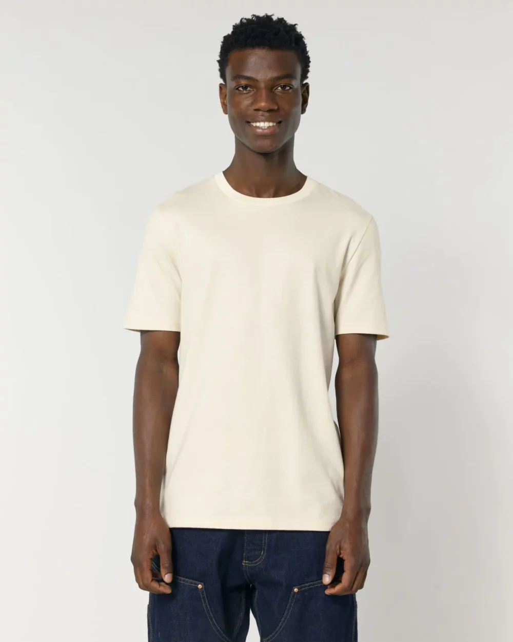 T-shirt bio unisexe Creator 2.0 coloris Natural Raw, porté, vue de face