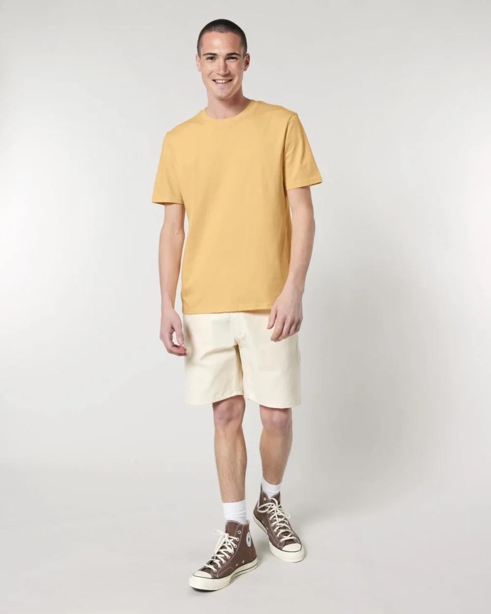 T-shirt bio unisexe Creator 2.0 coloris Nispero, porté, vue de face