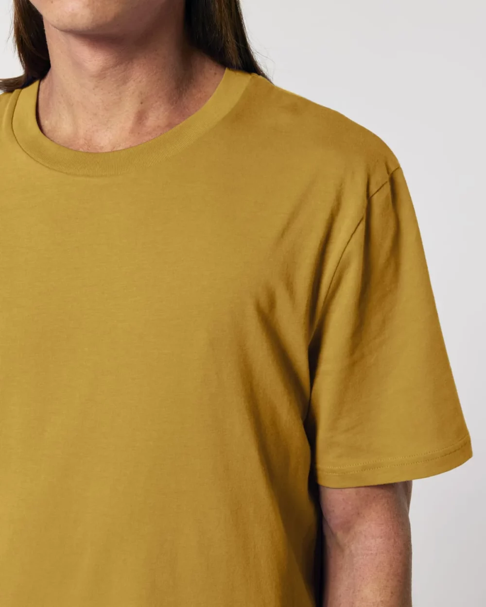 T-shirt bio unisexe Creator 2.0 coloris Ochre, détail porté