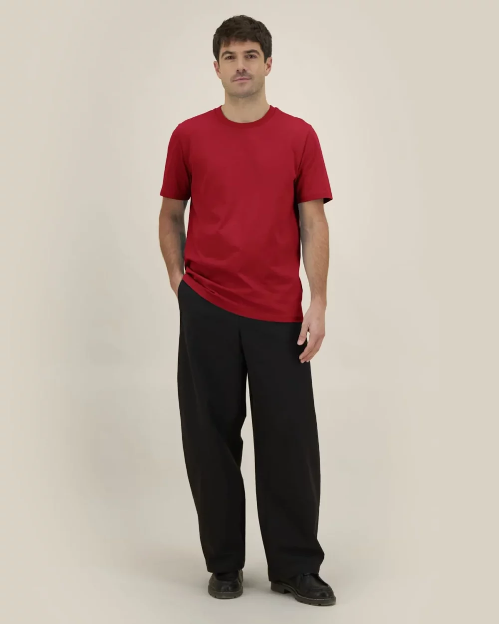 T-shirt bio unisexe Creator 2.0 coloris Passionate Red, porté, vue de face