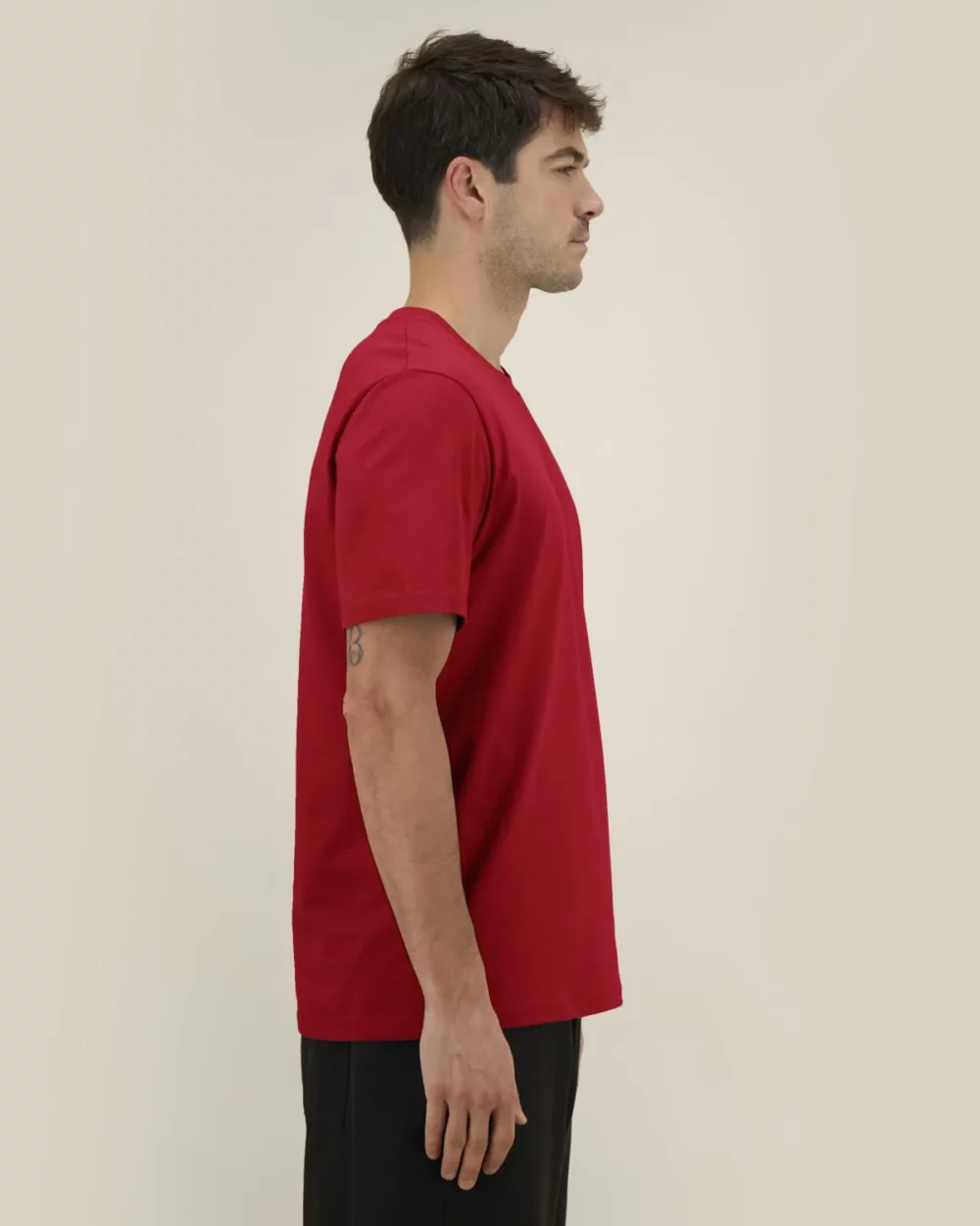 T-shirt bio unisexe Creator 2.0 coloris Passionate Red, porté, vue de face
