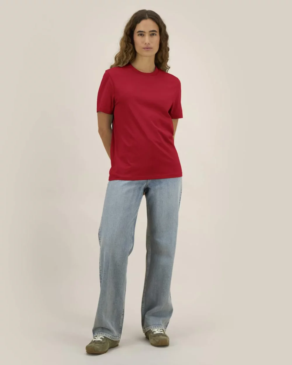T-shirt bio unisexe Creator 2.0 coloris Passionate Red, porté, vue de face