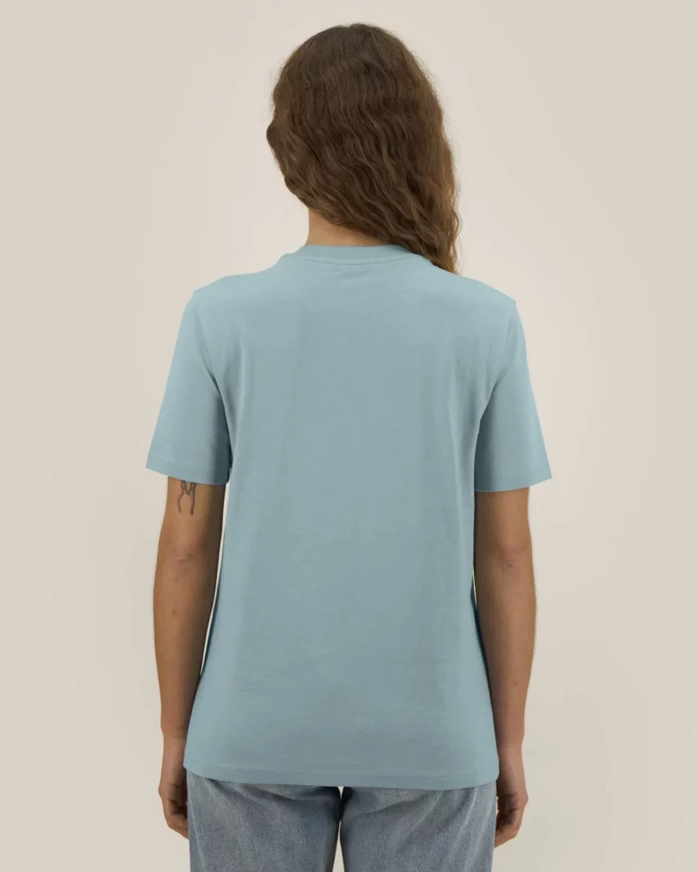 T-shirt bio unisexe Creator 2.0 coloris Pebble Blue, porté, vue de dos