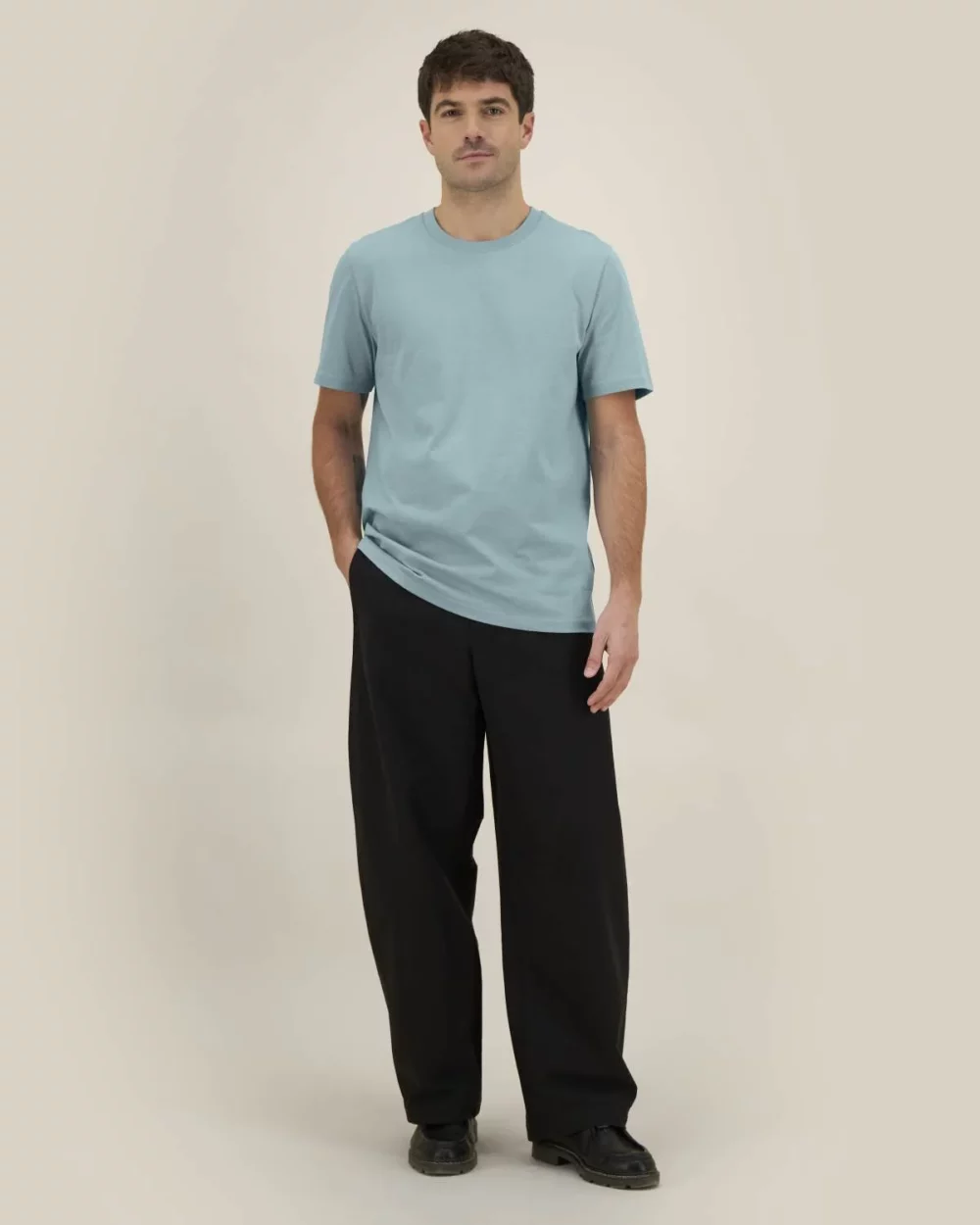 T-shirt bio unisexe Creator 2.0 coloris Pebble Blue, porté, vue de face