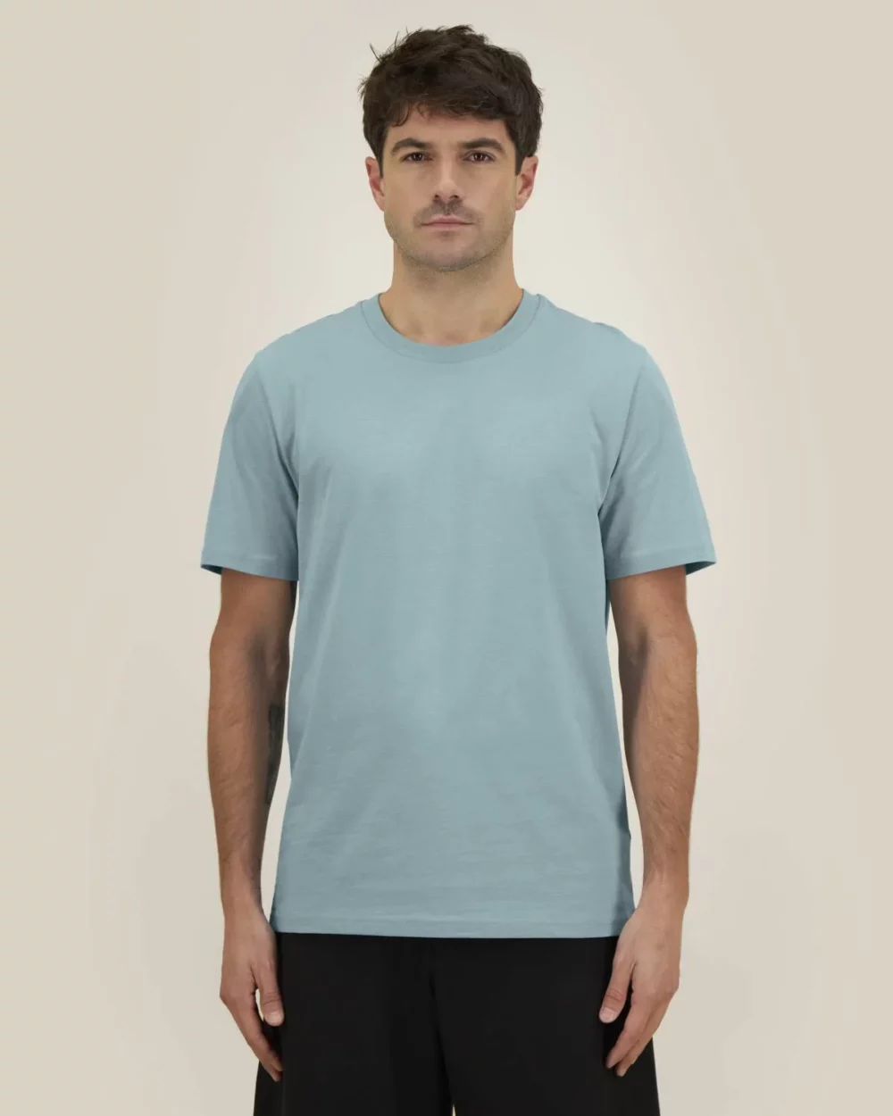 T-shirt bio unisexe Creator 2.0 coloris Pebble Blue, porté, vue de face