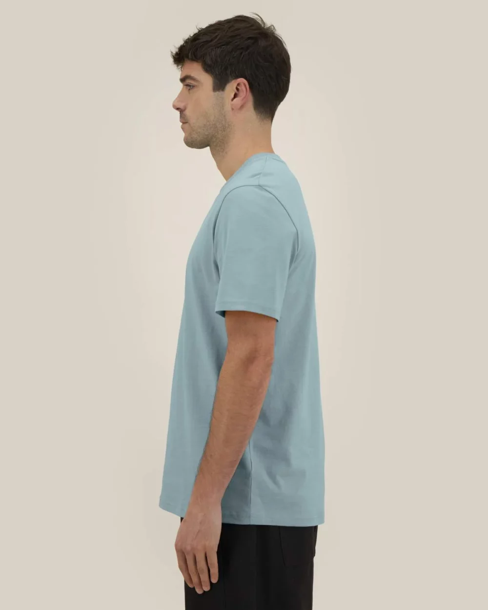 T-shirt bio unisexe Creator 2.0 coloris Pebble Blue, porté, vue de face