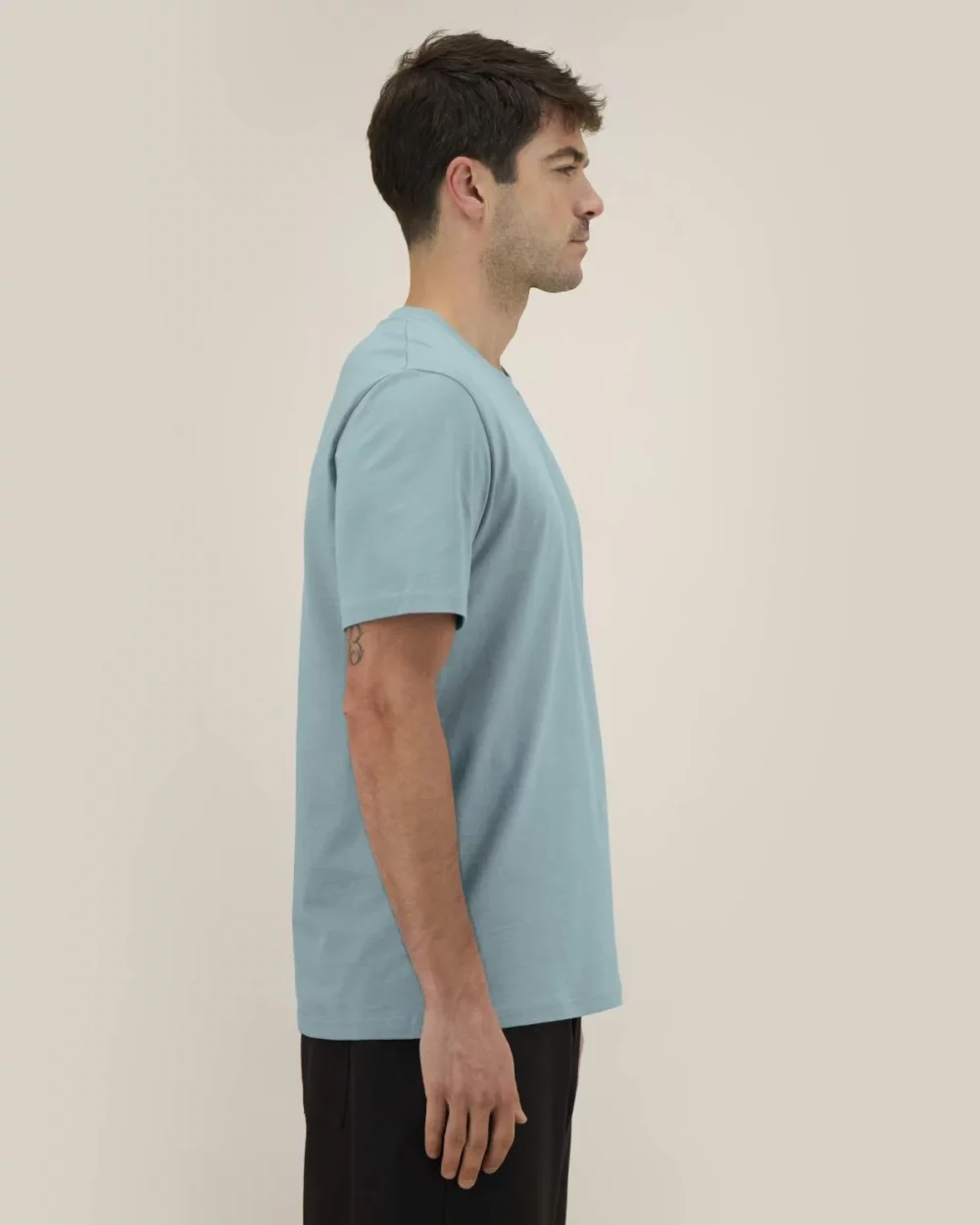 T-shirt bio unisexe Creator 2.0 coloris Pebble Blue, porté, vue de face
