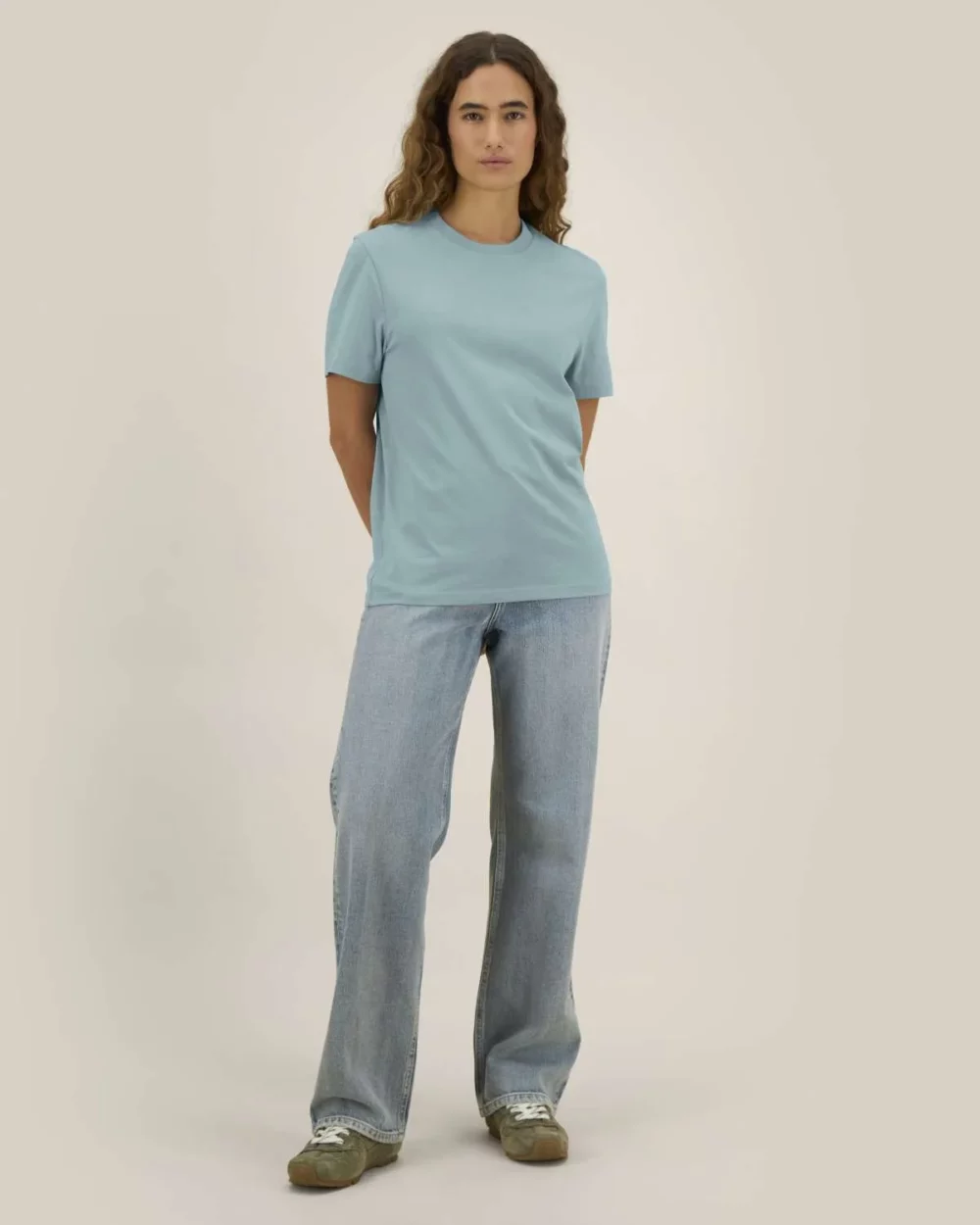 T-shirt bio unisexe Creator 2.0 coloris Pebble Blue, porté, vue de face
