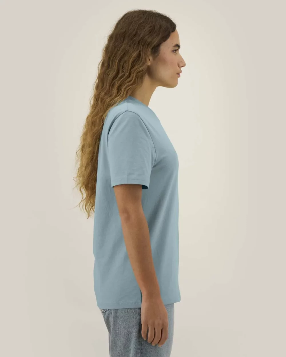 T-shirt bio unisexe Creator 2.0 coloris Pebble Blue, porté, vue de face