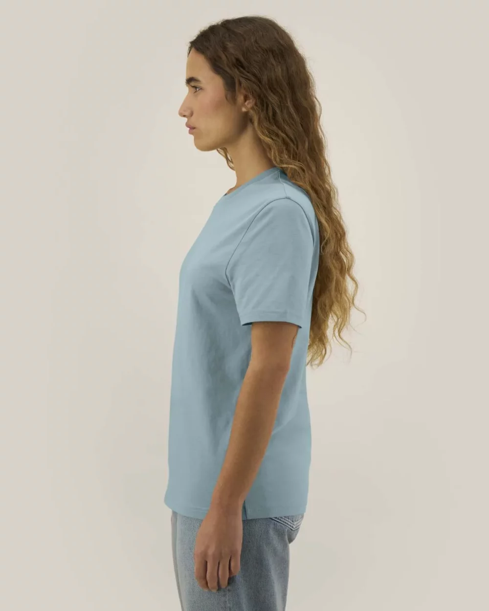 T-shirt bio unisexe Creator 2.0 coloris Pebble Blue, porté, vue de face