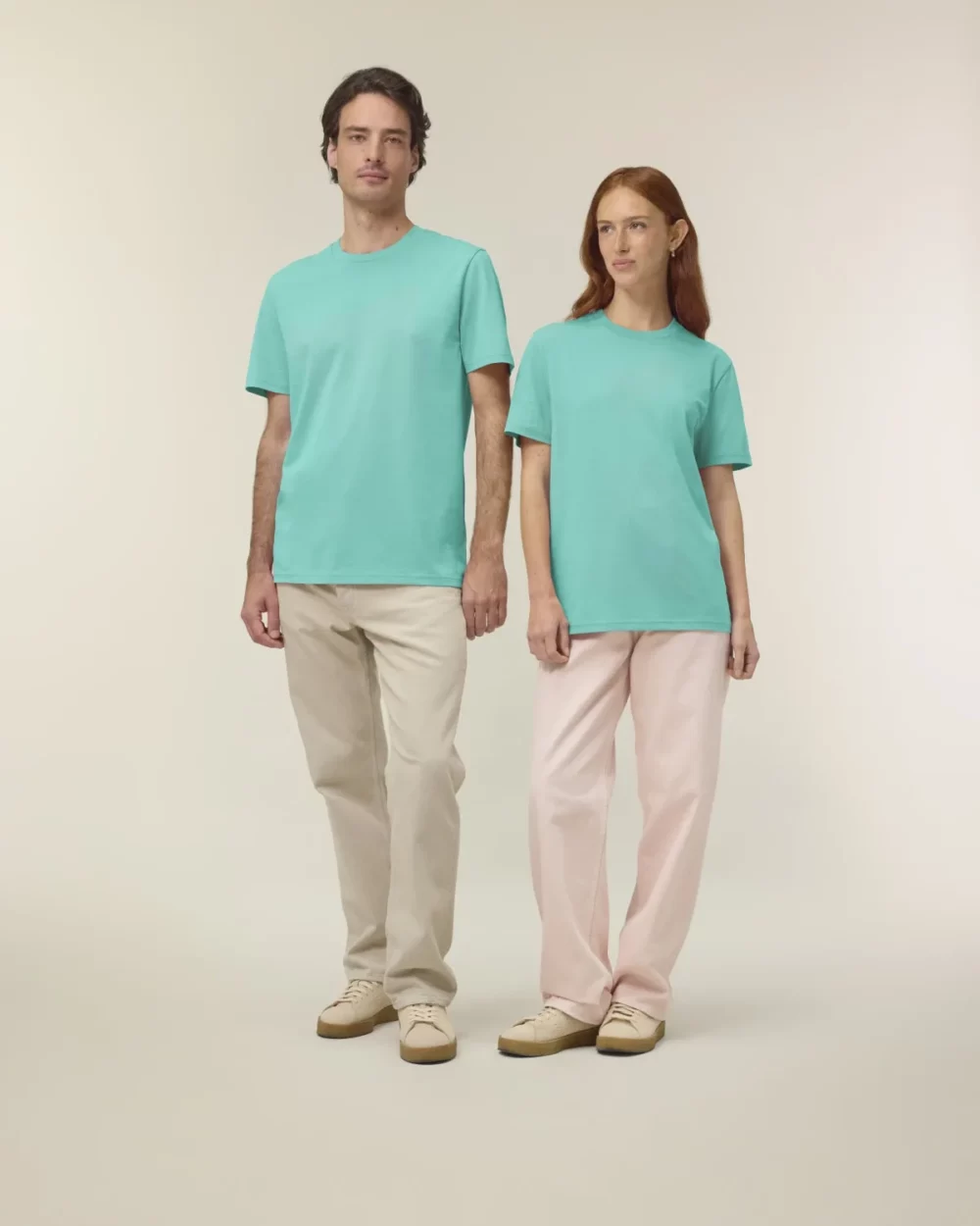 T-shirt bio unisexe Creator 2.0 coloris Pool Blue, porté à deux