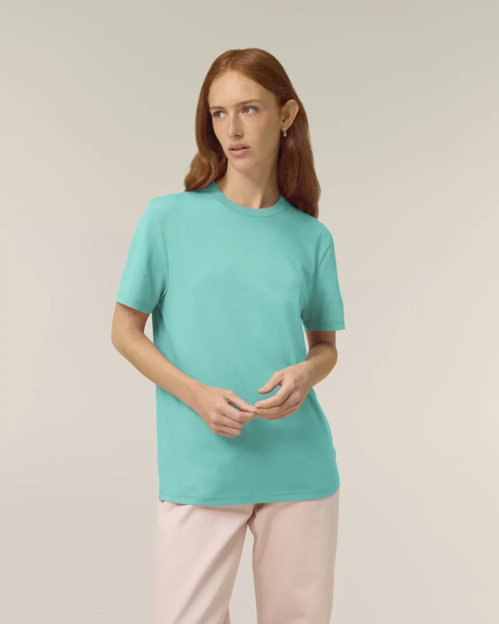 T-shirt bio unisexe Creator 2.0 coloris Pool Blue, porté, vue de face
