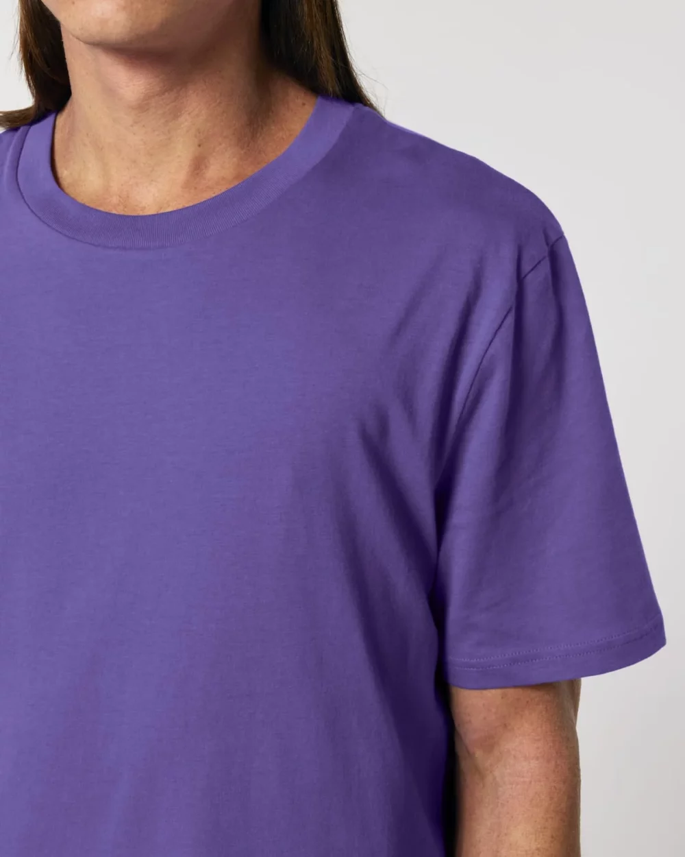 T-shirt bio unisexe Creator 2.0 coloris Purple Love, détail porté