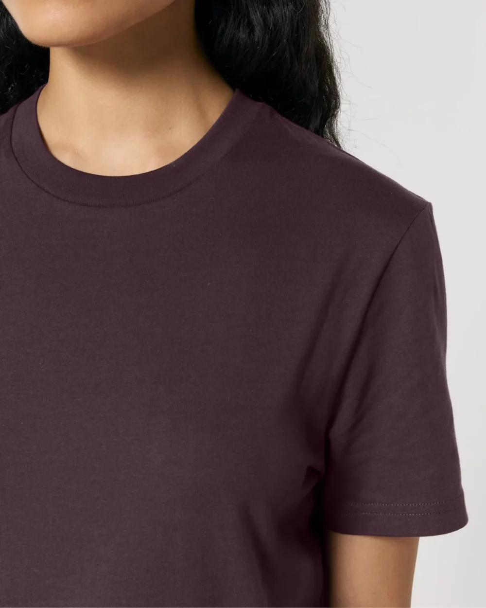 T-shirt bio unisexe Creator 2.0 coloris Red Brown, détail porté