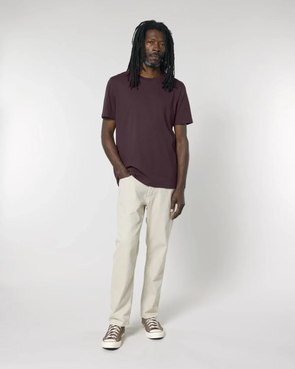 T-shirt bio unisexe Creator 2.0 coloris Red Brown, porté, vue de face