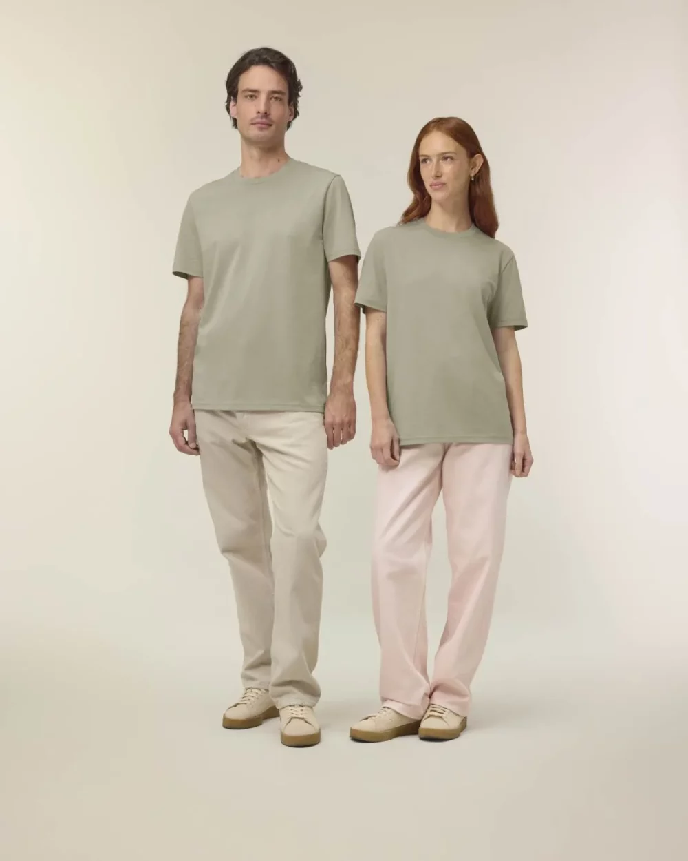 T-shirt bio unisexe Creator 2.0 coloris Stone, porté à deux
