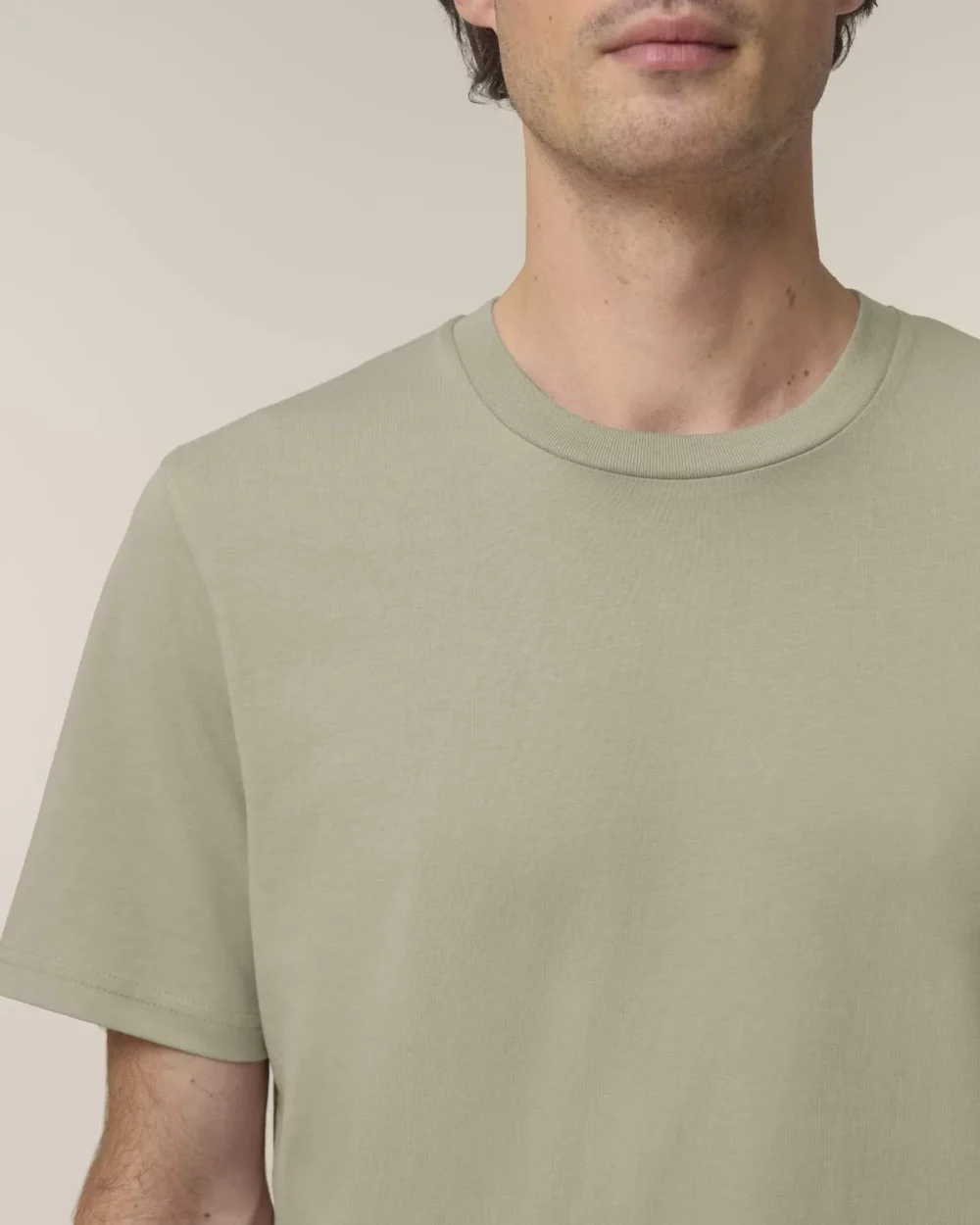 T-shirt bio unisexe Creator 2.0 coloris Stone, détail porté