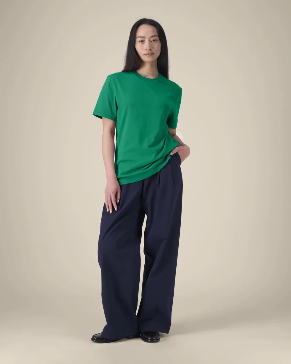 T-shirt bio unisexe Creator 2.0 coloris Verdant Green, porté, vue de face
