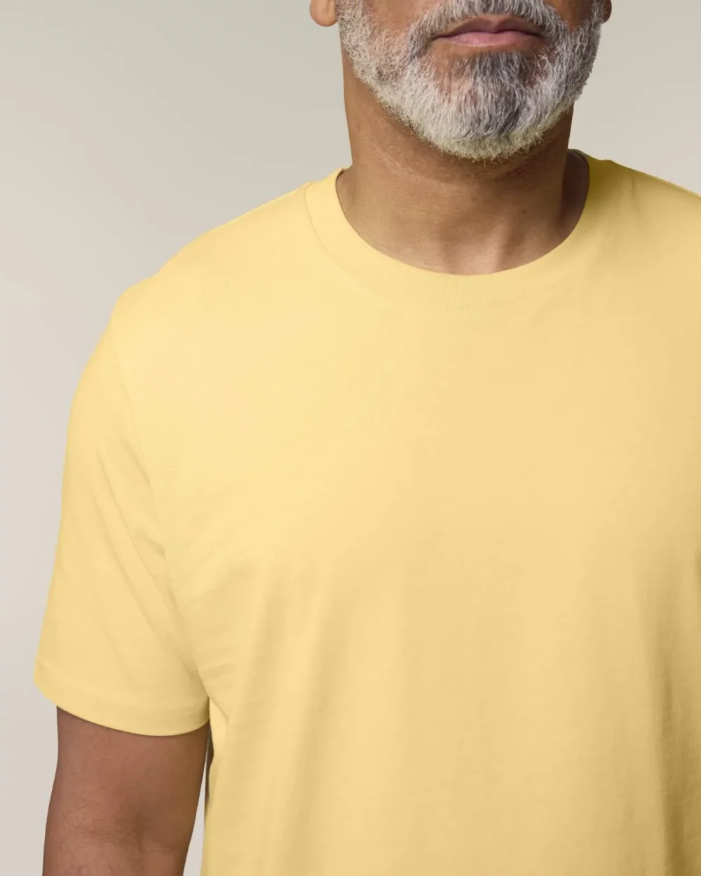 T-shirt bio unisexe Creator 2.0 coloris Viva Yellow, détail porté
