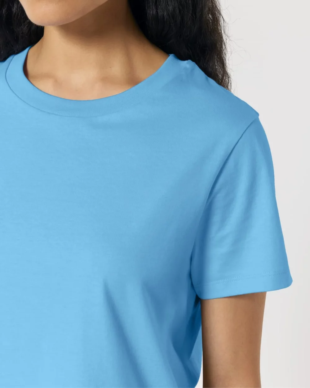 T-shirt bio femme Stella Muser coloris Aqua Blue, détail porté