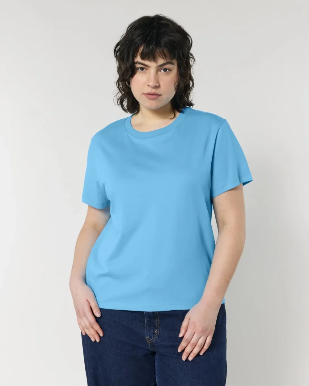 T-shirt bio femme Stella Muser coloris Aqua Blue, porté, vue de face