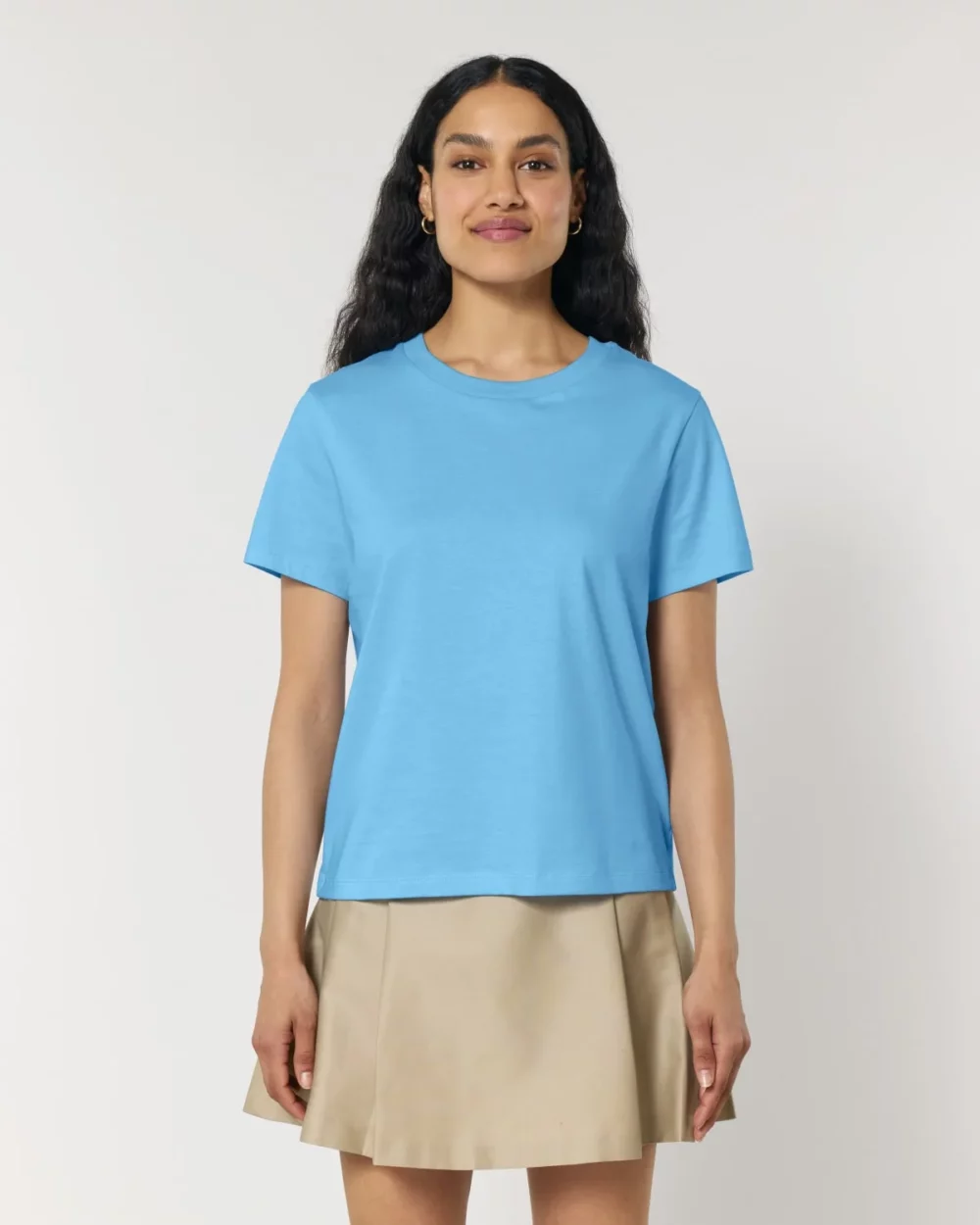 T-shirt bio femme Stella Muser coloris Aqua Blue, porté, vue de face