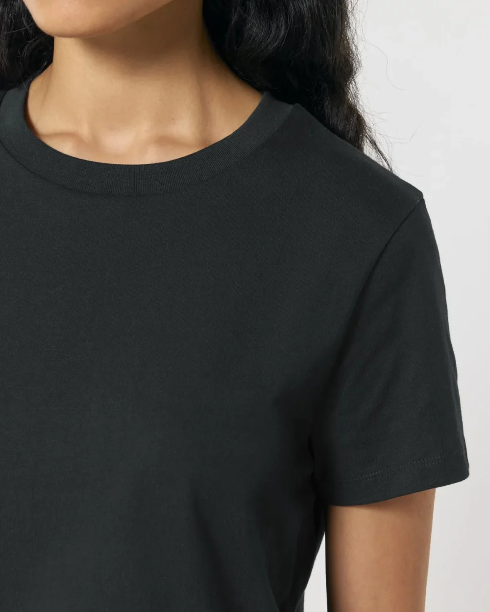 T-shirt bio femme Stella Muser coloris Black, détail porté