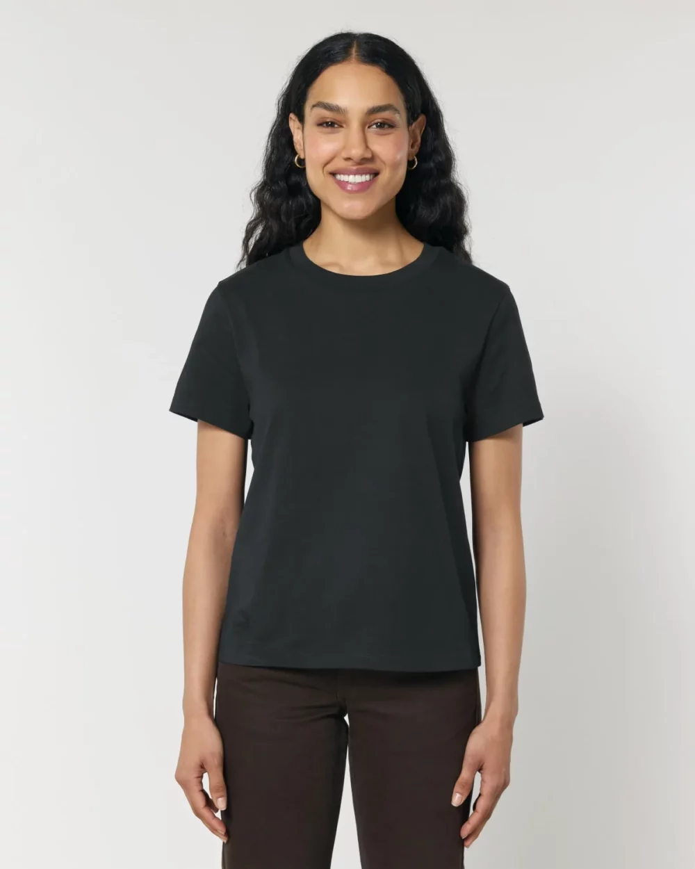 T-shirt bio femme Stella Muser coloris Black, porté, vue de face