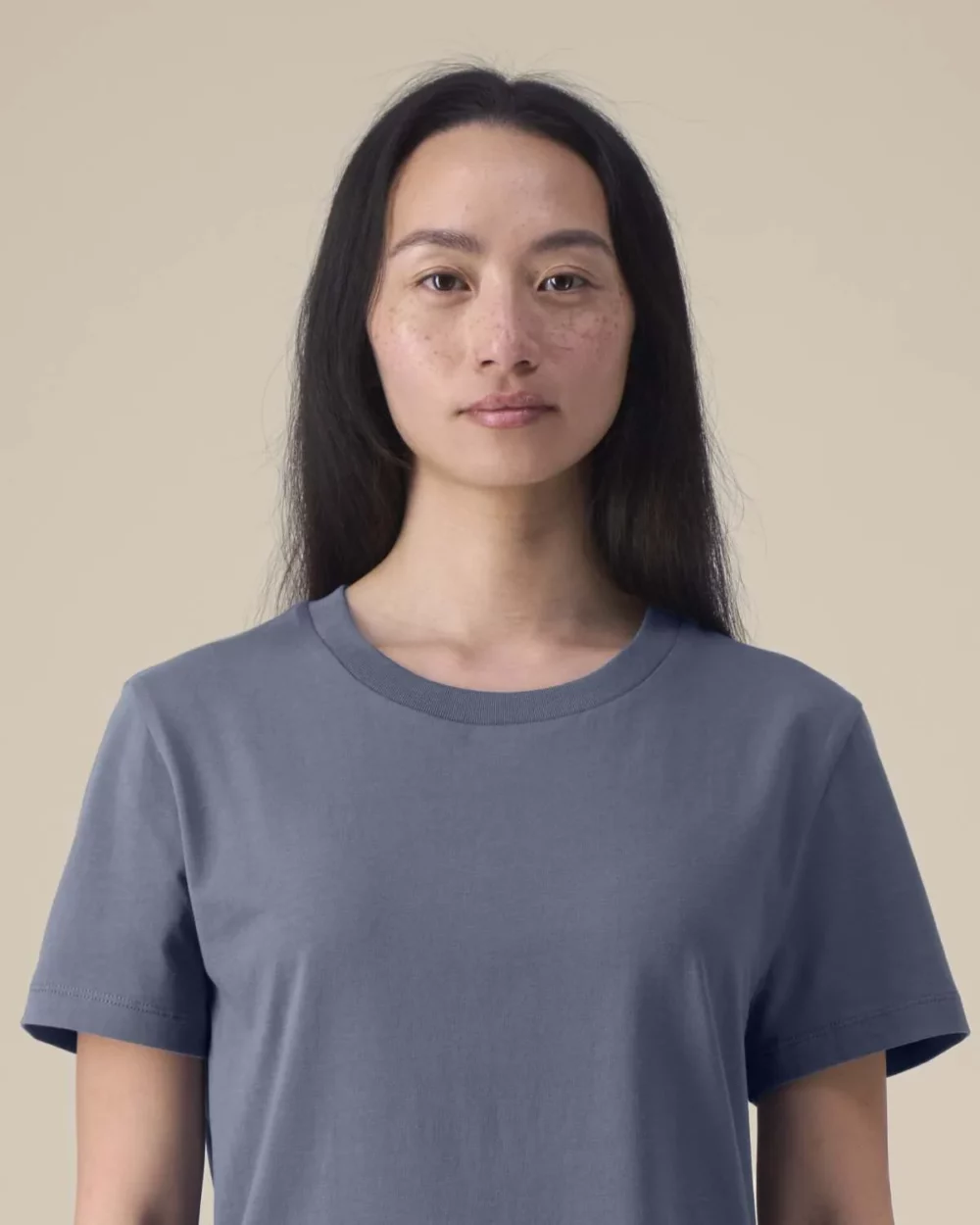T-shirt bio femme Stella Muser coloris Blue Grey, détail porté