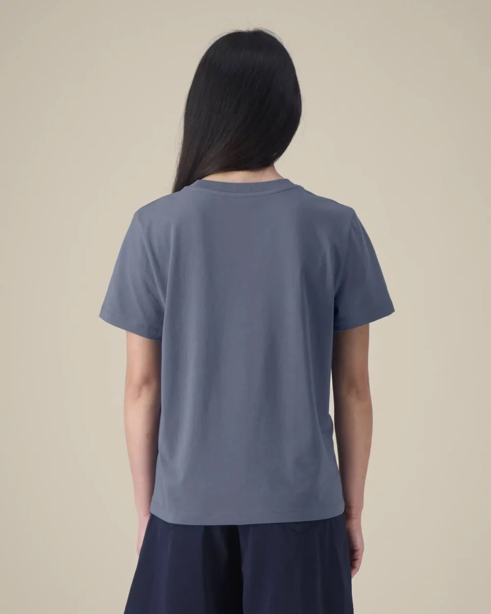T-shirt bio femme Stella Muser coloris Blue Grey, porté, vue de dos