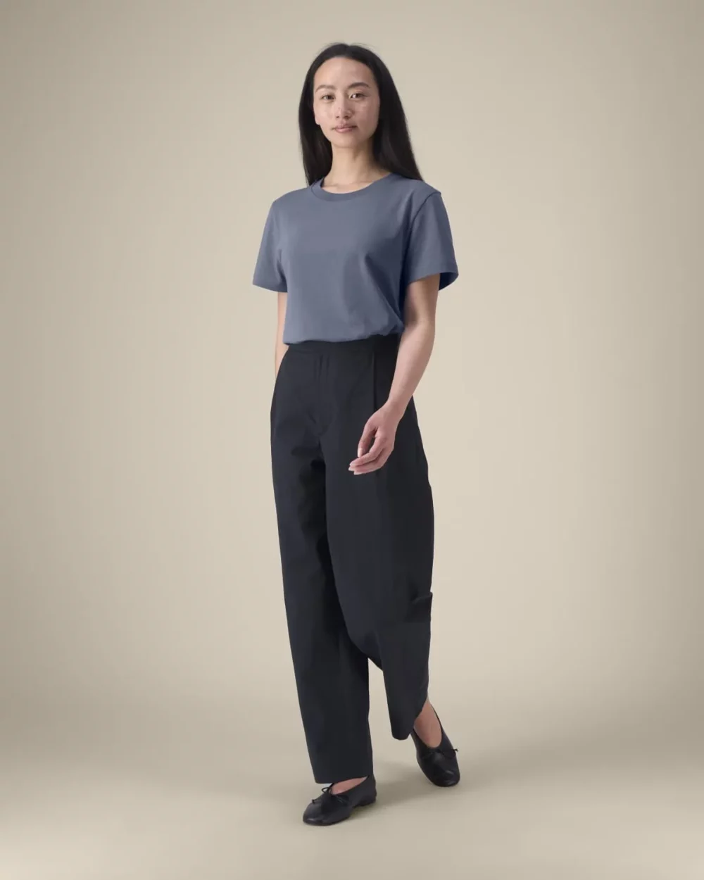 T-shirt bio femme Stella Muser coloris Blue Grey, porté, vue de face