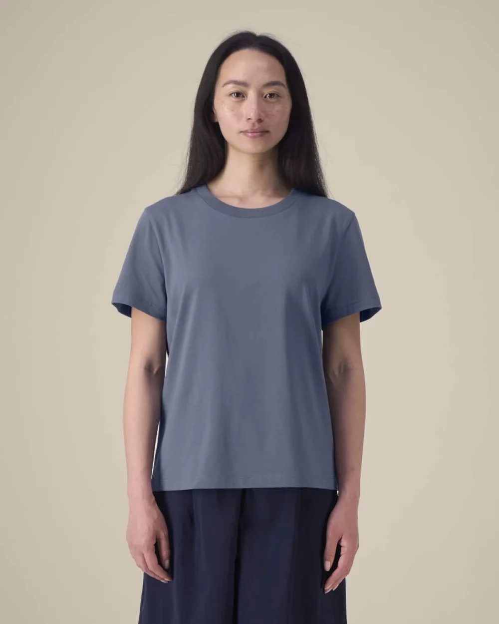 T-shirt bio femme Stella Muser coloris Blue Grey, porté, vue de face