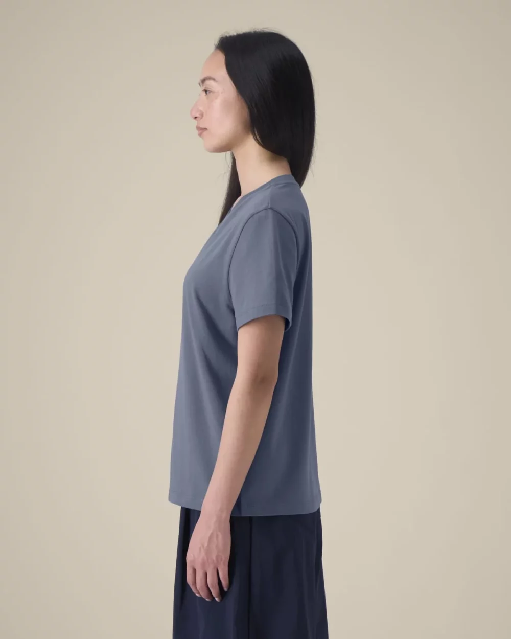 T-shirt bio femme Stella Muser coloris Blue Grey, porté, vue de face