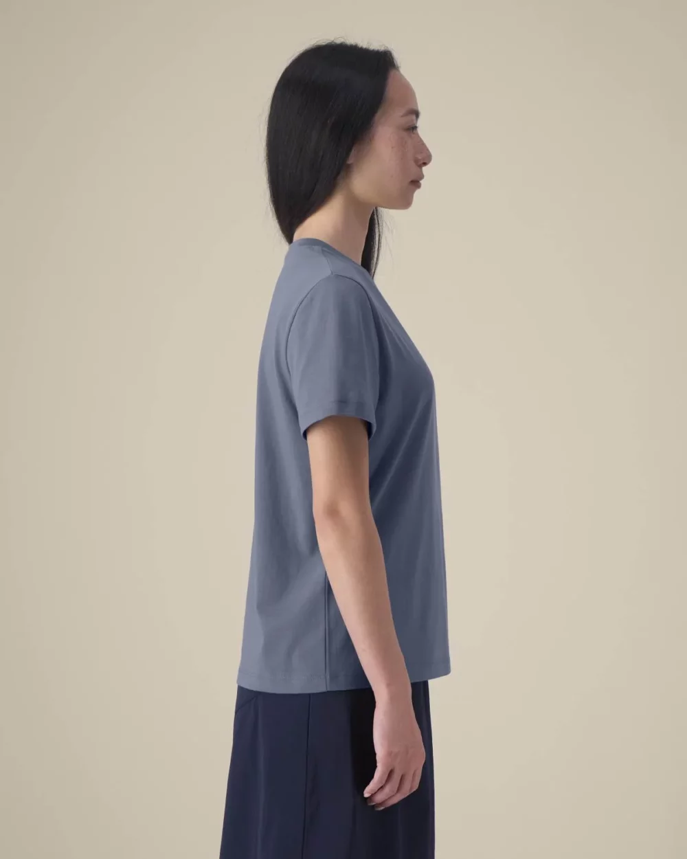 T-shirt bio femme Stella Muser coloris Blue Grey, porté, vue de face