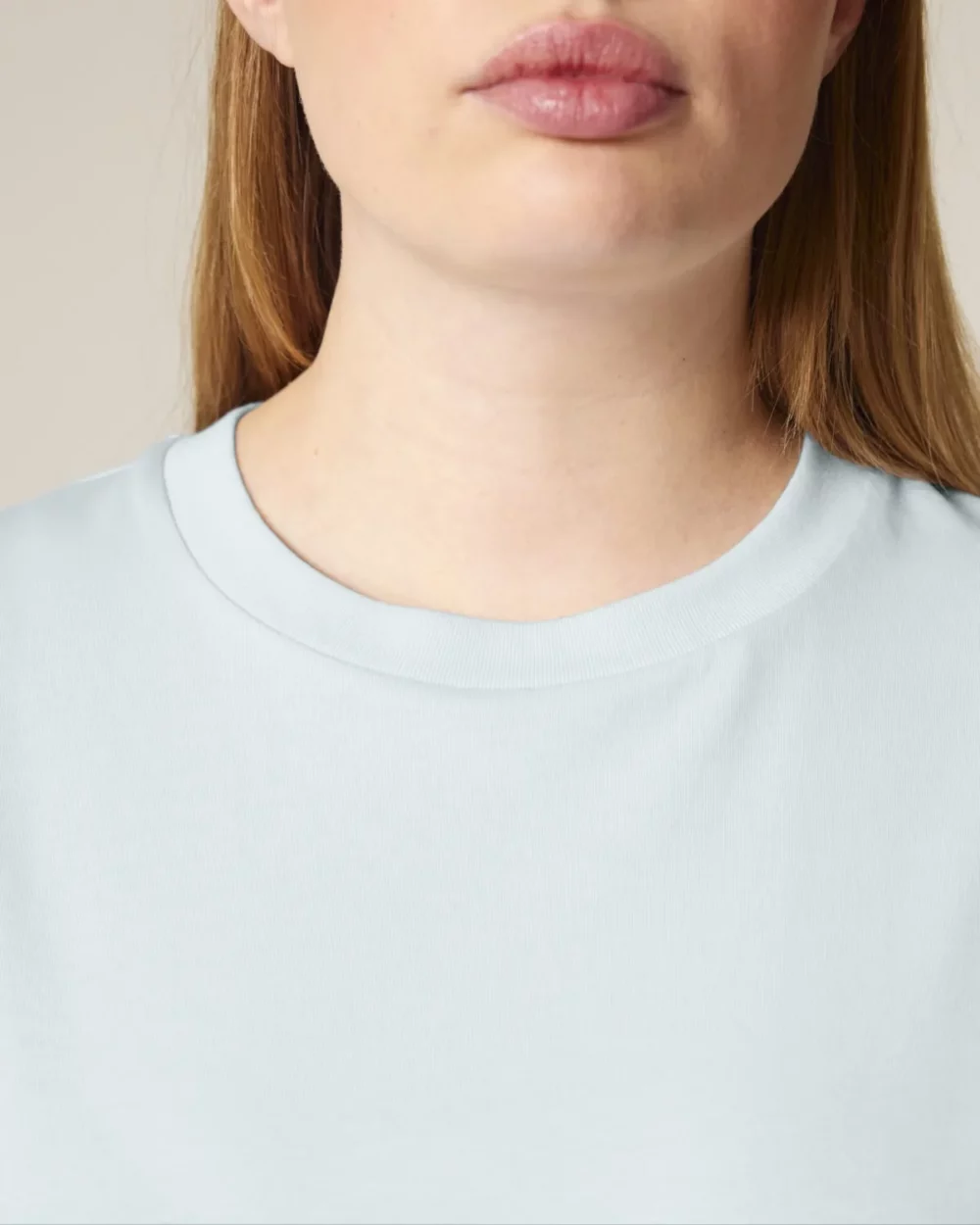 T-shirt bio femme Stella Muser coloris Blue Ice, détail porté