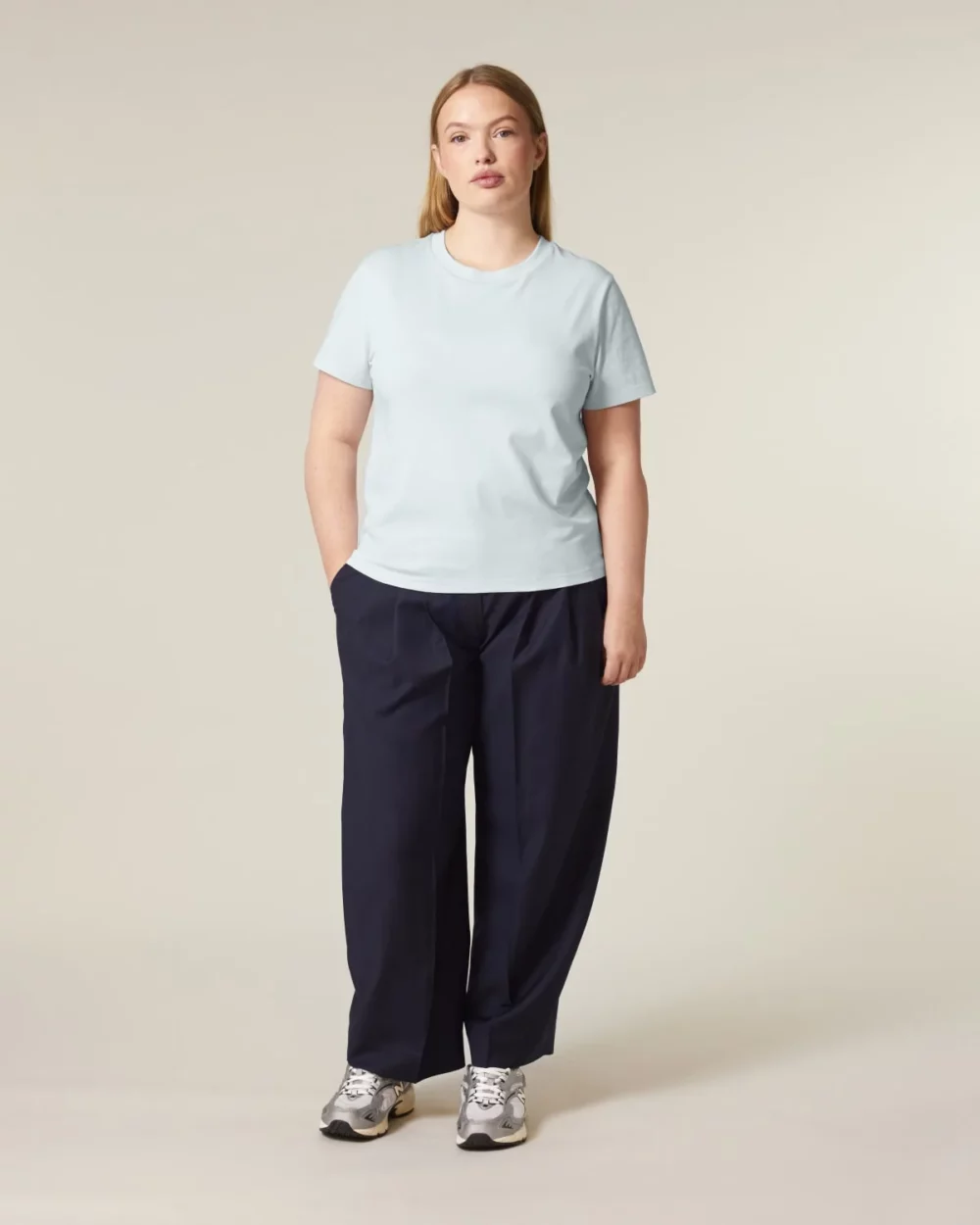 T-shirt bio femme Stella Muser coloris Blue Ice, porté, vue de face