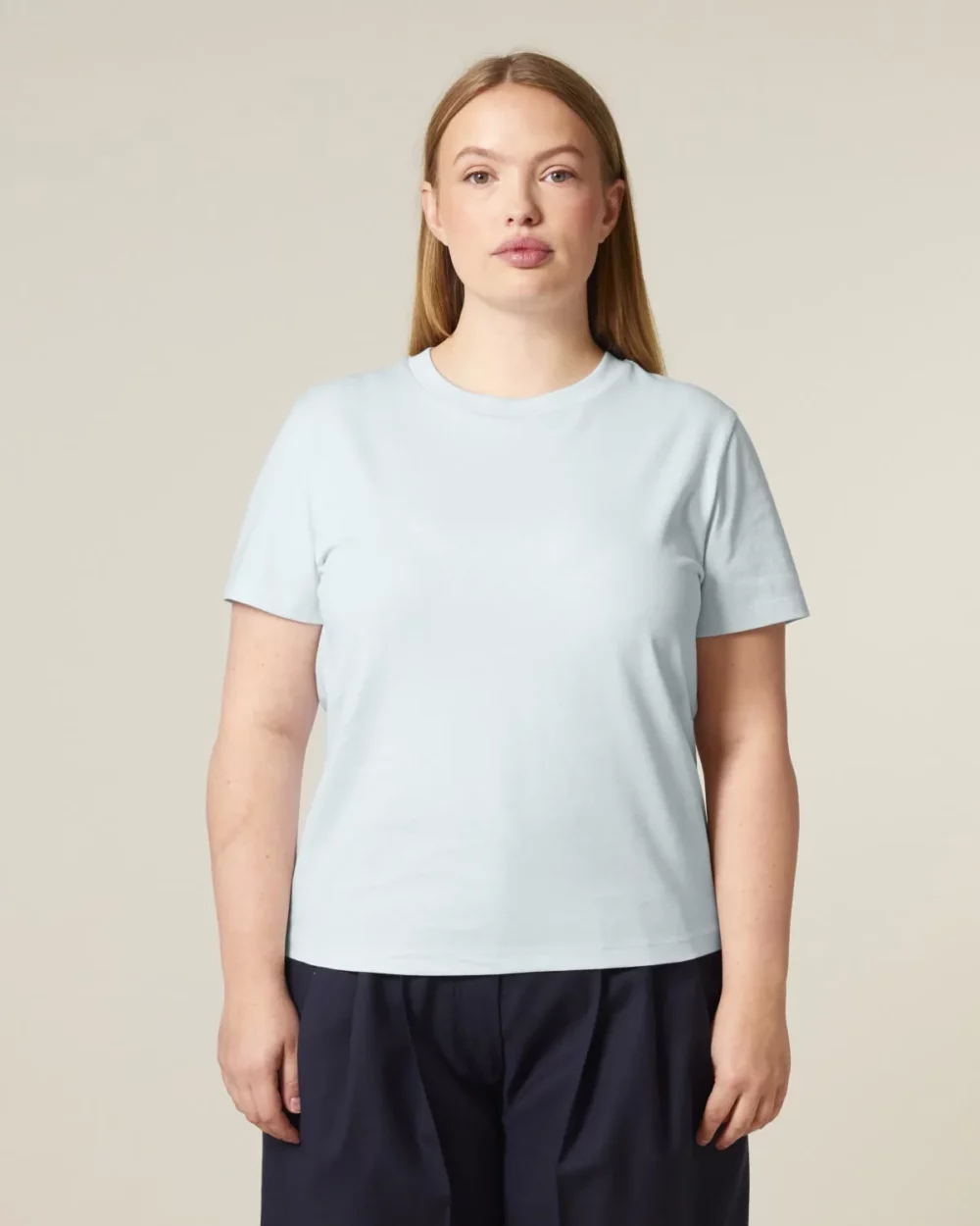 T-shirt bio femme Stella Muser coloris Blue Ice, porté, vue de face