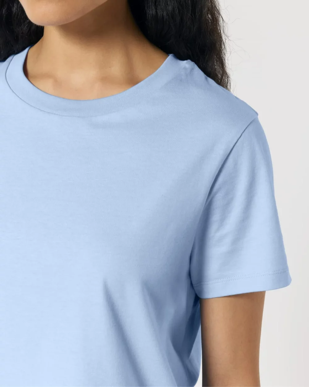 T-shirt bio femme Stella Muser coloris Blue soul, détail porté