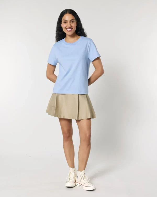 T-shirt bio femme Stella Muser coloris Blue soul, porté, vue de face