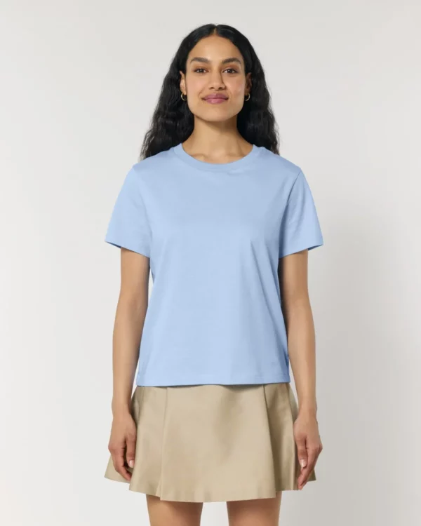 T-shirt bio femme Stella Muser coloris Blue soul, porté, vue de face