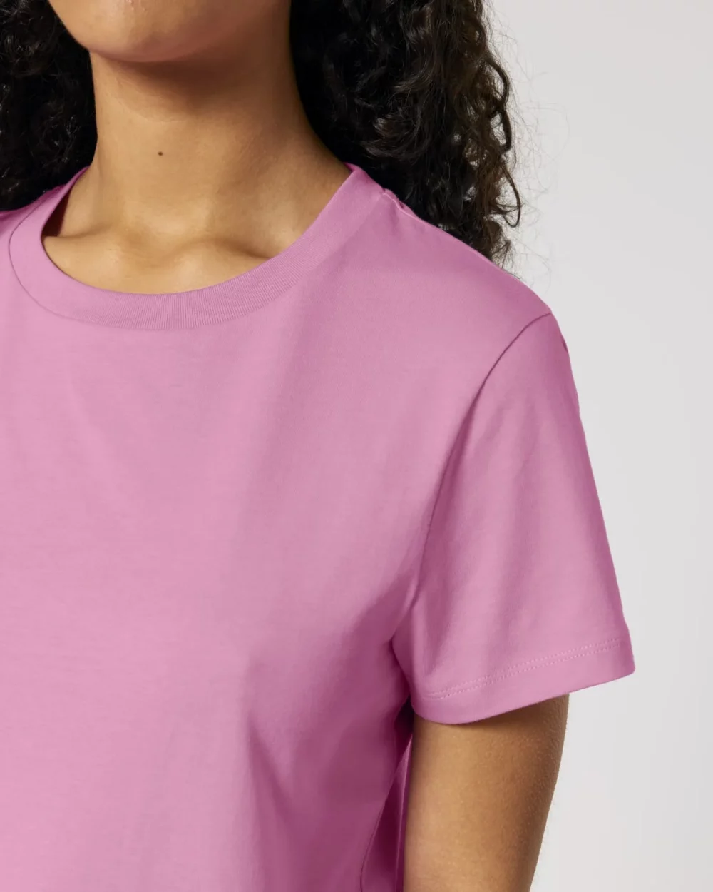T-shirt bio femme Stella Muser coloris Bubble Pink, détail porté