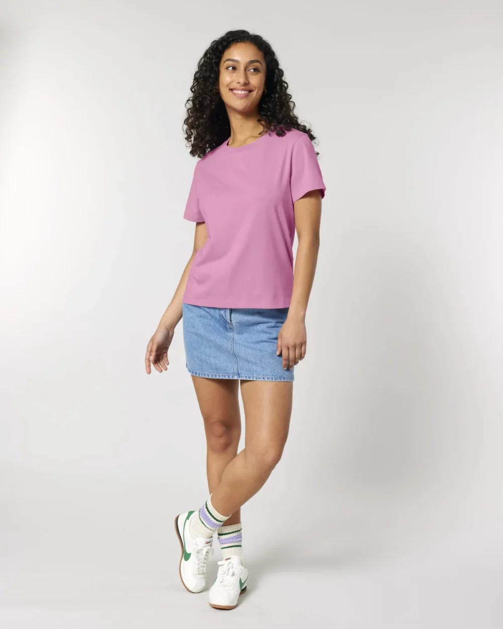 T-shirt bio femme Stella Muser coloris Bubble Pink, porté, vue de face