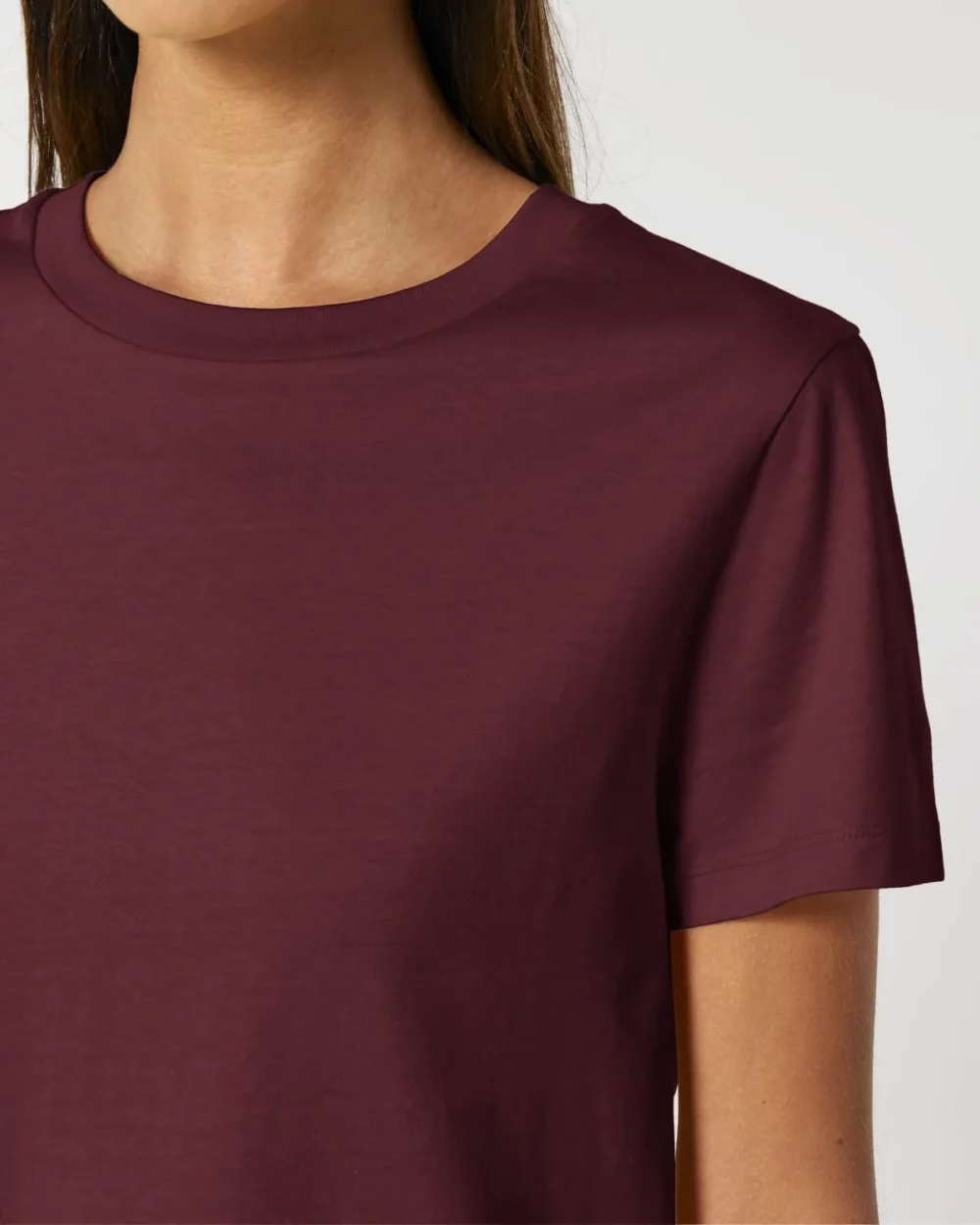 T-shirt bio femme Stella Muser coloris Burgundy, détail porté