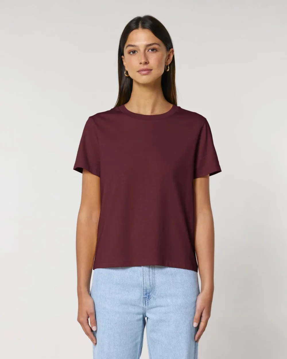 T-shirt bio femme Stella Muser coloris Burgundy, porté, vue de face
