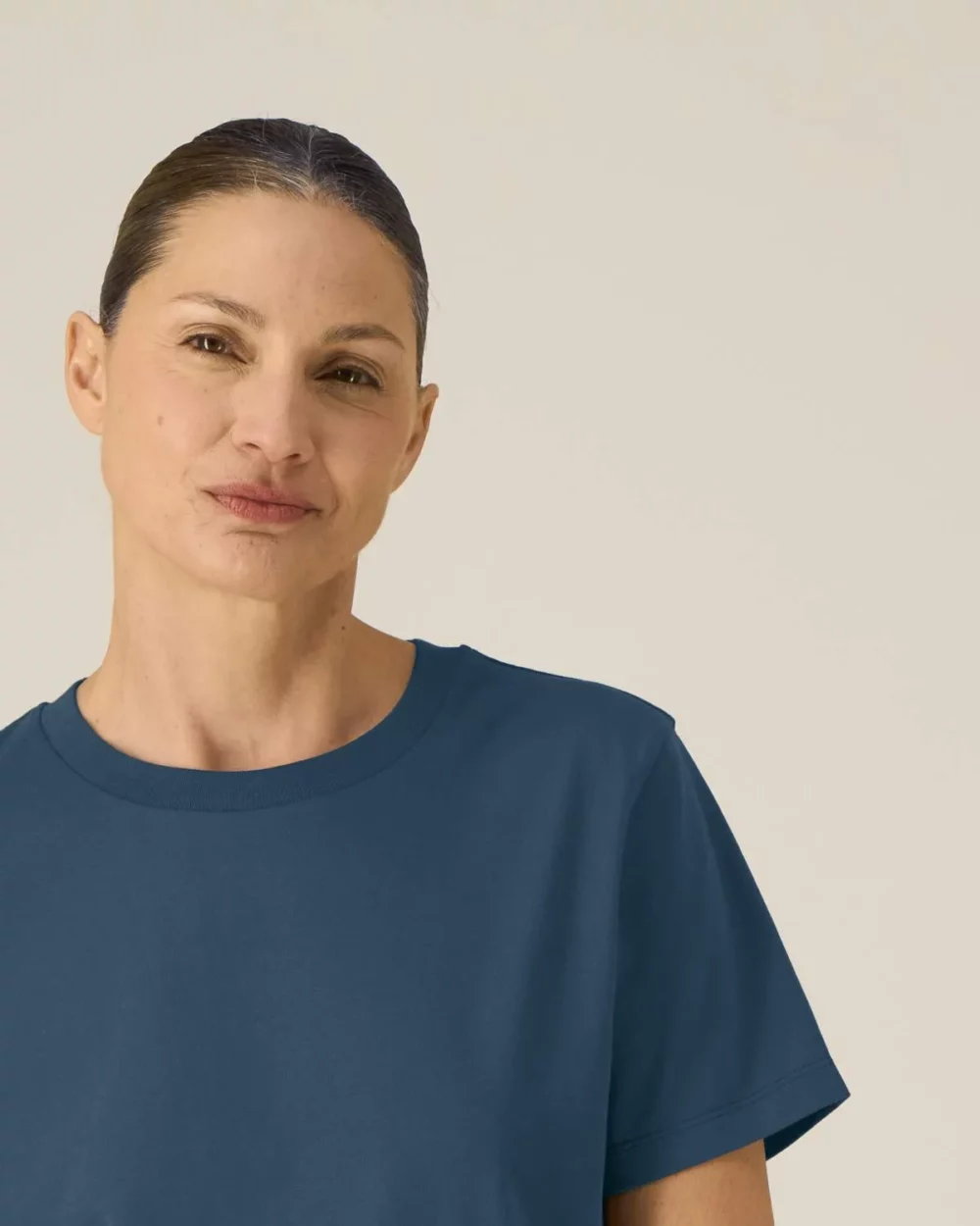 T-shirt bio femme Stella Muser coloris Deep Teal, détail porté