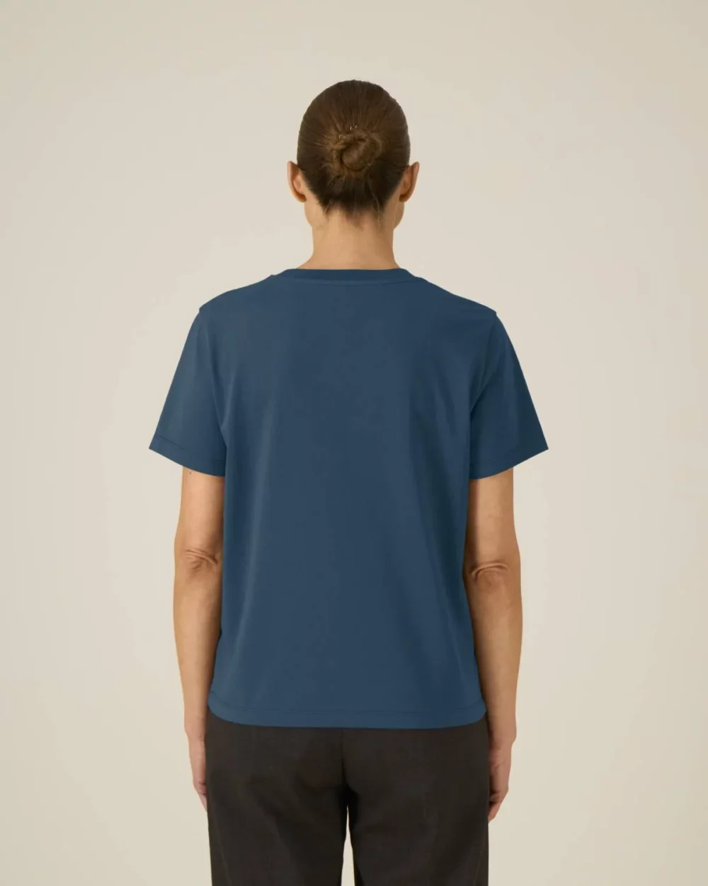 T-shirt bio femme Stella Muser coloris Deep Teal, porté, vue de dos