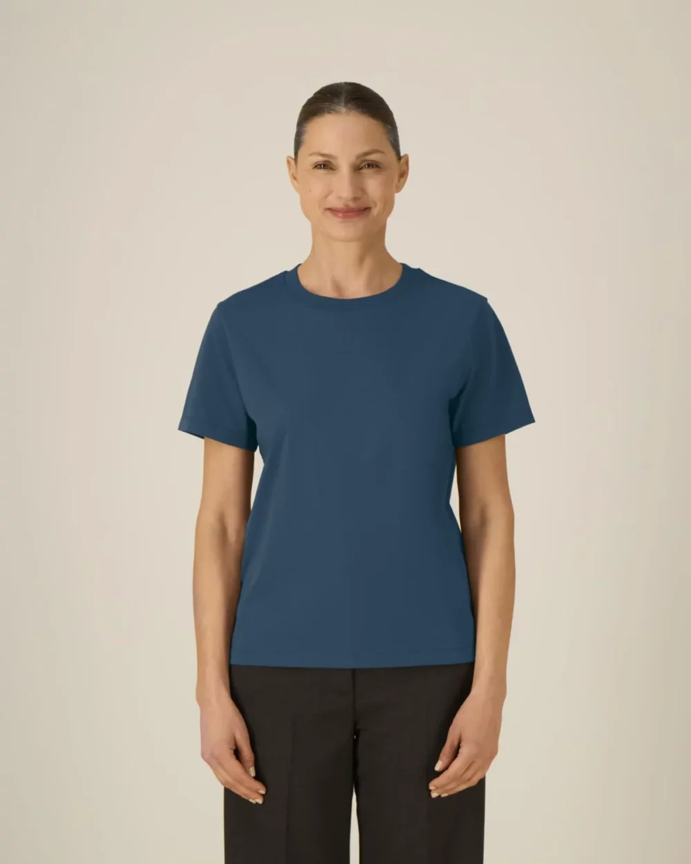 T-shirt bio femme Stella Muser coloris Deep Teal, porté, vue de face