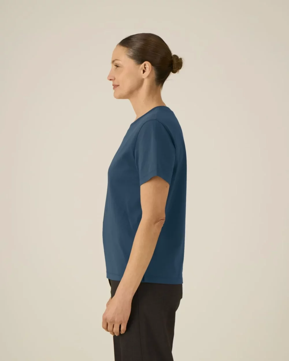 T-shirt bio femme Stella Muser coloris Deep Teal, porté, vue de face