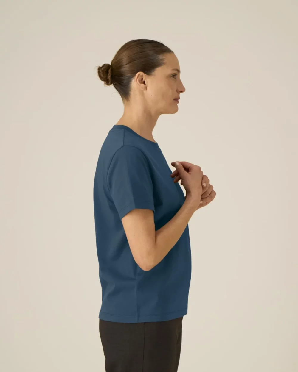 T-shirt bio femme Stella Muser coloris Deep Teal, porté, vue de face