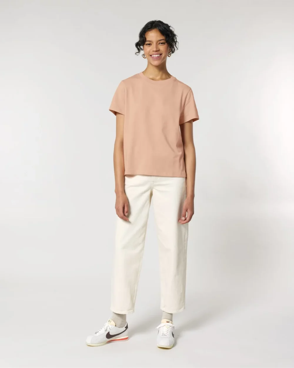 T-shirt bio femme Stella Muser coloris Fraiche Peche, porté, vue de face